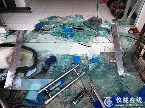 仪陇一司机错把油门当刹车 撞烂店铺玻璃门