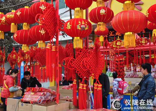 火红的灯笼高高挂 仪陇百姓欢欢喜喜备年货