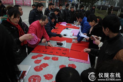 仪陇县书法爱好者免费为市民写春联