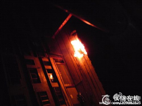 网友微博爆料：仪陇县老县城一汽车自燃