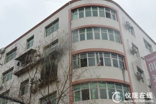 22日下午仪陇县新政镇科达小区一居民楼发生大火