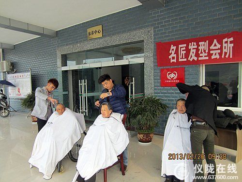 仪陇县名匠发型会所学雷锋上门免费为老人理发受称赞