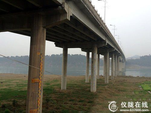 嘉陵江一桥下悬在半空的过江电缆 无人问津