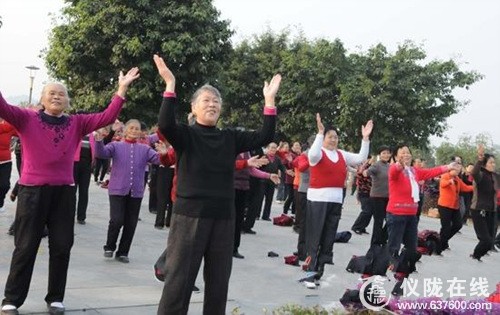 仪陇县城活跃着一支老年舞蹈健身队