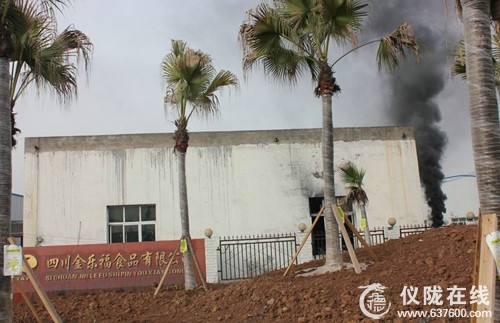 媒体曝光仪陇河西企业黑烟囱常年肆意排放烟尘