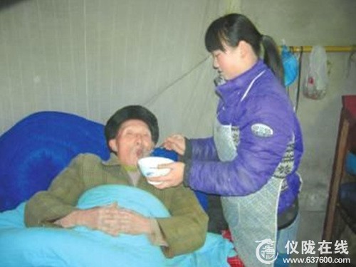 仪陇县碧泉26岁“最美孙媳” 不离不弃孝守老人