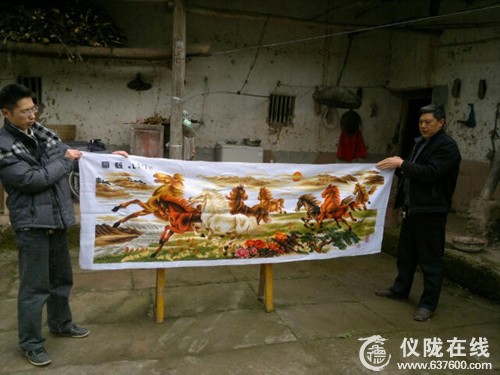 仪陇乡村残疾男子瘫痪在家 望用十字绣重启生活