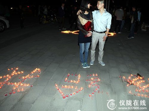 仪陇80后小伙广场浪漫求婚 女主角感动飙泪答应