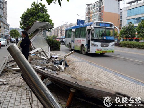 仪陇锦绣花园公交站台深夜撞毁