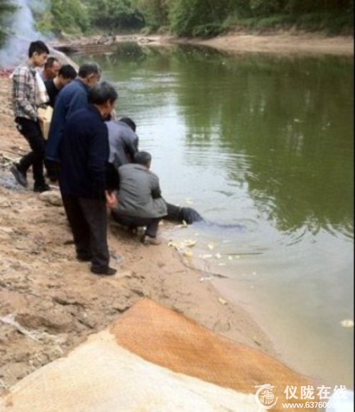 仪陇县三河镇一打鱼人溺水死亡 家属疑为执法不规范所致