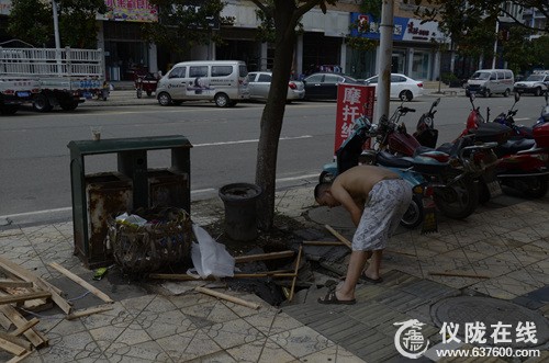 仪陇县锦绣路地面坍塌 市民希望有管部门来处理