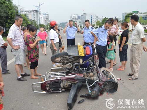 仪陇宏德大道发生一起车祸 两摩托车“叠罗汉”