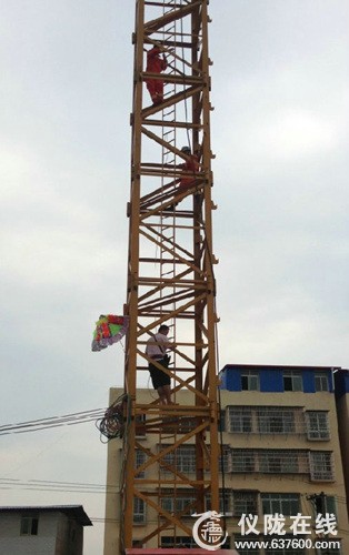 仪陇县金城镇一男子爬塔吊自杀被成功救下