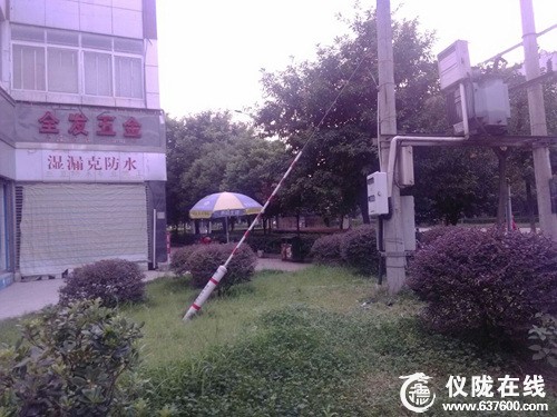 供电人员更换仪陇县建材市场配电箱