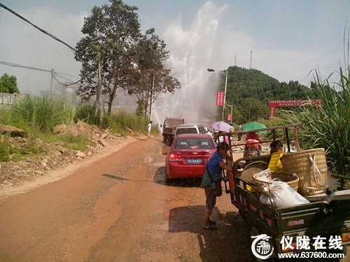 仪陇县林家桥处水管爆裂 5个多小时抢修目前已恢复