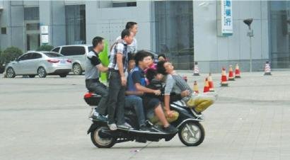 南充街头现“7座”电动车 网友：惊呆了(图)