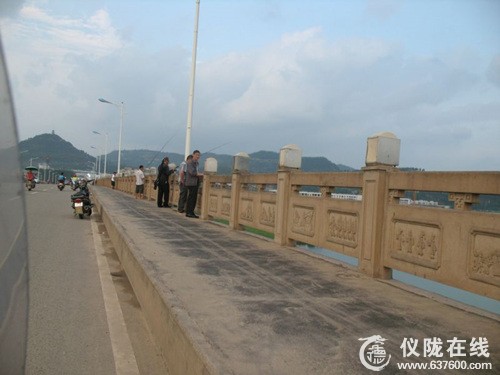 仪陇县嘉陵江大桥上夜间垂钓多危险