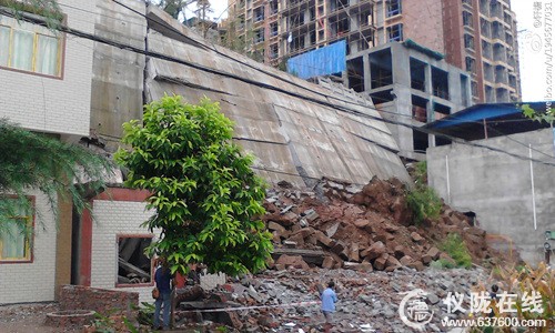 网友爆料：8日仪陇县金城镇文化广场出现严重塌方