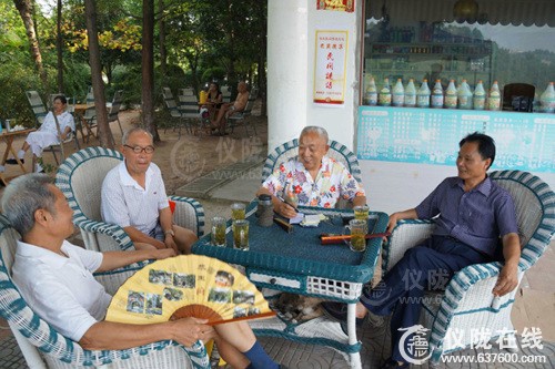 仪陇县退休老人坚持13年自费收集谜语570条