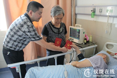 婚姻登记中心为仪陇县退休教师送去结婚证