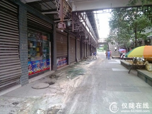 仪陇县兔香苑污水横流 臭气熏天