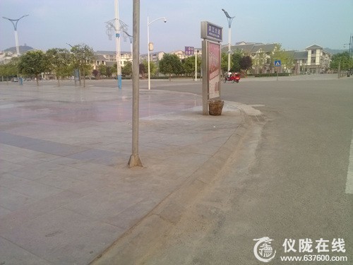 仪陇县新县城夜啤酒摊点油污多存在安全隐患