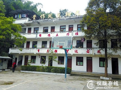 仪陇来仪小学女教师中刀身亡 凶手系同校教师男友