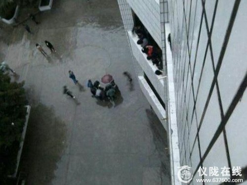 仪陇二中一在校学生坠楼 目前尚未脱离生命危险