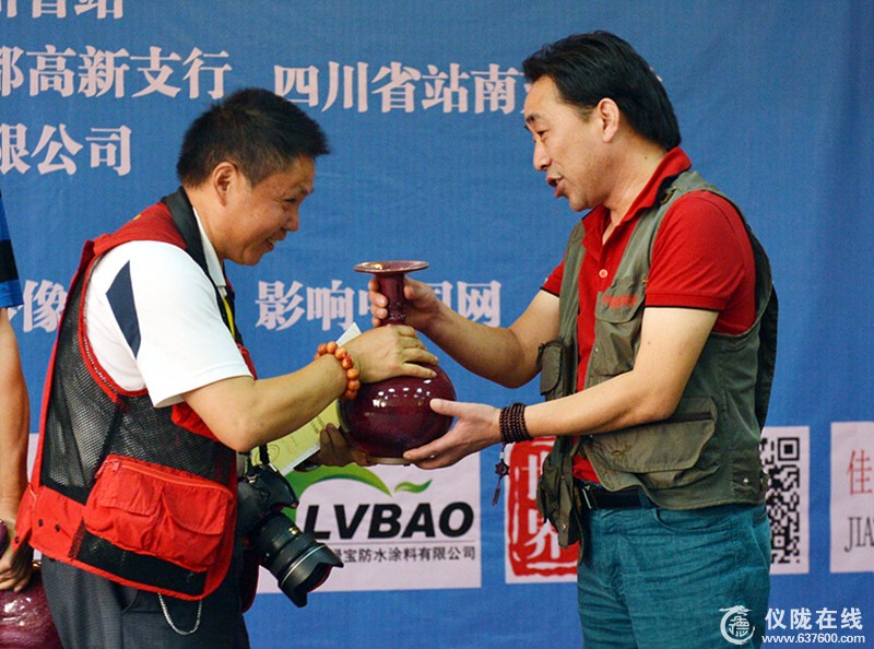 仪陇唐嗣忠荣获中国十大杰出摄影家