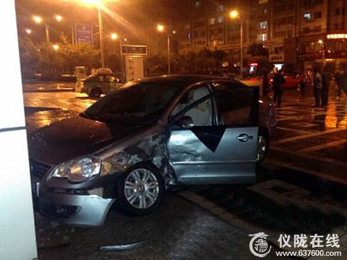 仪陇县城昨夜发生2起交通事故 雨天行车注意安全