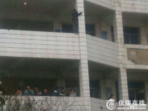 仪陇二中一学生欲跳楼 校方证实：未跳系家庭原因