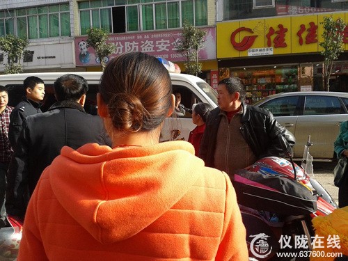 仪陇一老人骑摩托车载三孩子上学相撞 摔掉门牙