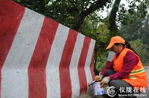 刷亮“防撞墩”确保行车安全
