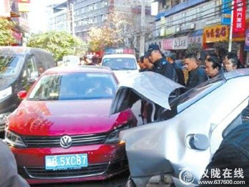 仪陇县金城镇一女司机油门当刹车连撞5车 致1人受伤