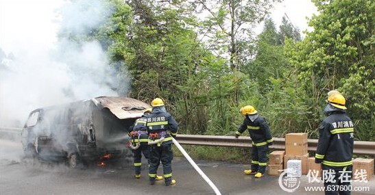 仪陇龙岗河附近一面包车自燃
