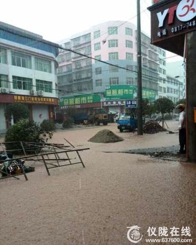 仪陇日兴遭暴风雨 致低洼街道被淹 农作物受损严重