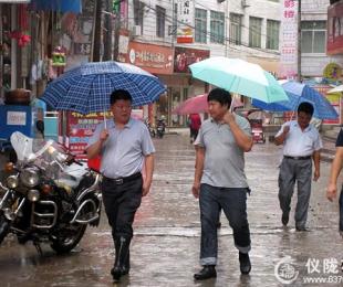 复兴镇：镇长冒雨排查安全隐患