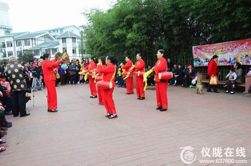 仪陇县：欢乐广场大爷大妈想唱就唱