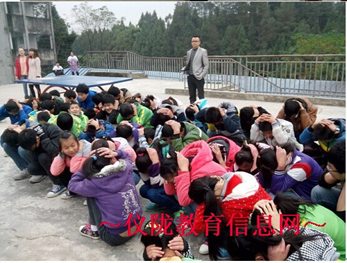 杨桥小学举行地震应急疏散演练活动