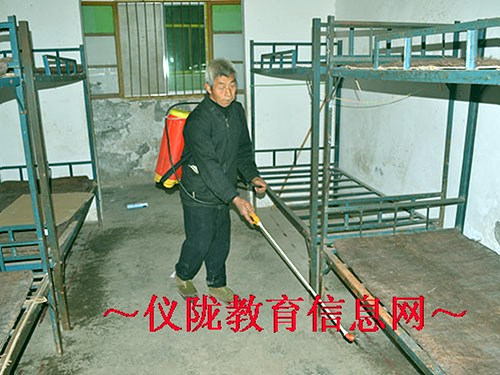 保平小学扎实做好校园消毒工作