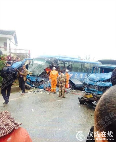 南充一货车客车相撞 消防成功排险