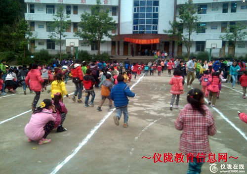 周河小学举行地震、火灾紧急避险应急演练