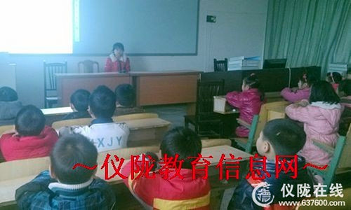 碑垭小学开展感恩主题班队活动