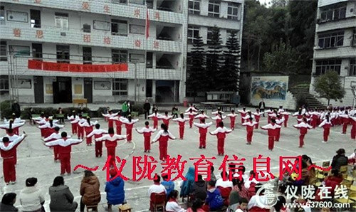 化马小学举行学生队列体操比赛