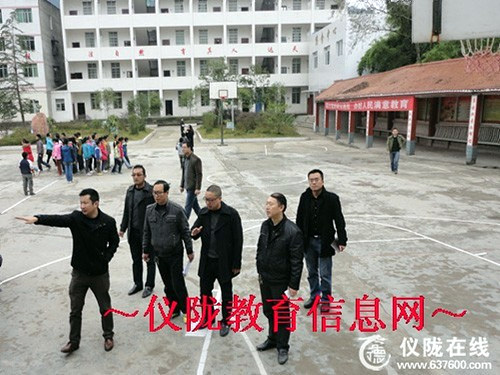 县教育局领导深入马路小学指导“均衡教育”迎检工作