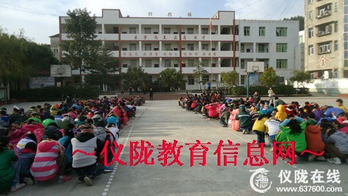 铜鼓小学举行防地震、防火灾、防踩踏紧急避险应急演练