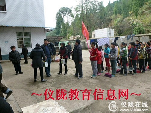 炬光小学组织学生到乡敬老院送温暖