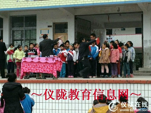 碧泉小学举行2014年秋季期中表彰大会