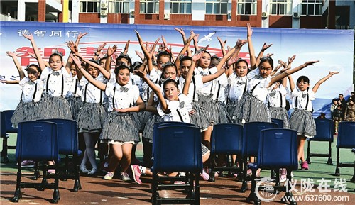 校本课程展评活动引众多学生家长观看