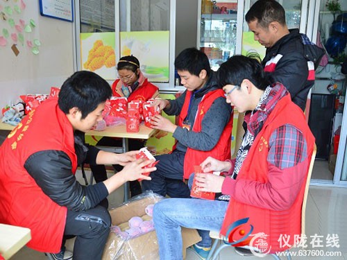 爱心苹果送平安 圣诞义卖助留守儿童